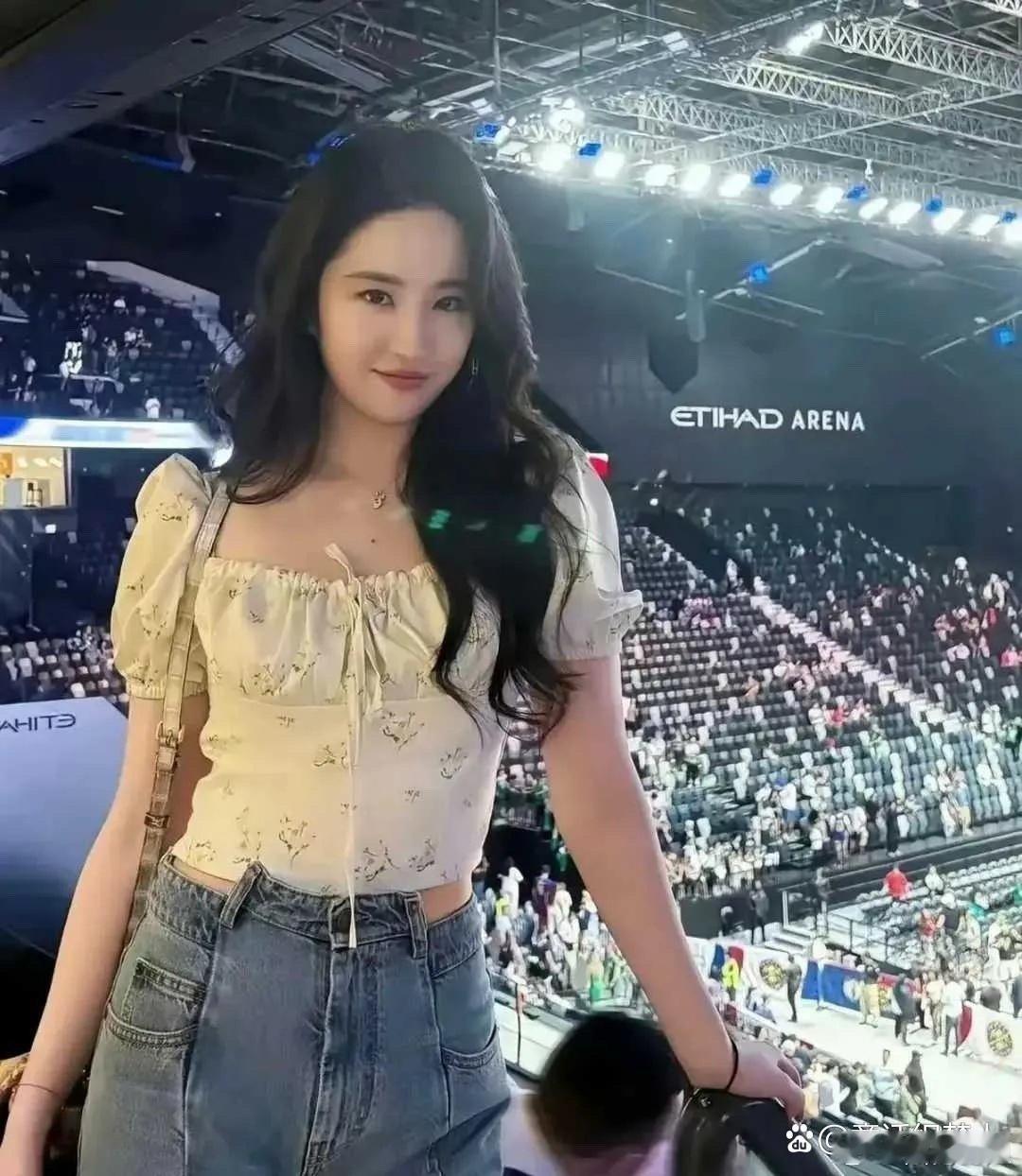 刘亦菲这条裤子也太养生了吧，连肚脐眼都好好护住，舒适又接地气～