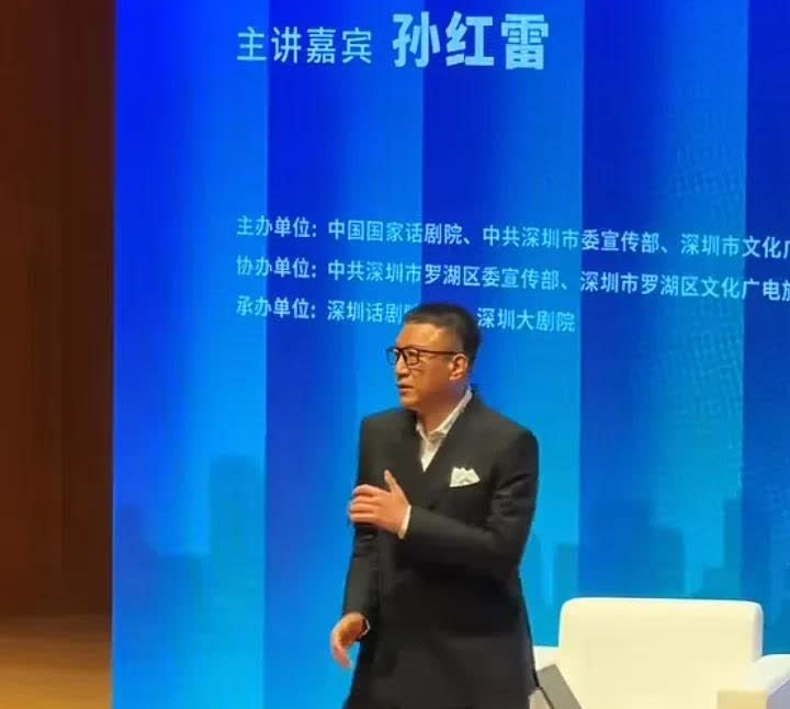 知道孙红雷——为什么戴眼镜吗？不是为了装斯文，也不是读书多，而是为了遮掩