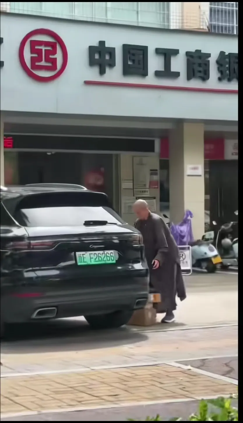 他出家前一定是富二代！