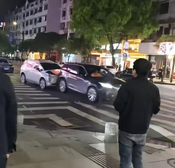 衢州路虎街头疯狂撞车，漠视安全必受严惩浙江衢州柯城区惊现恶劣驾车冲撞事件，黑色