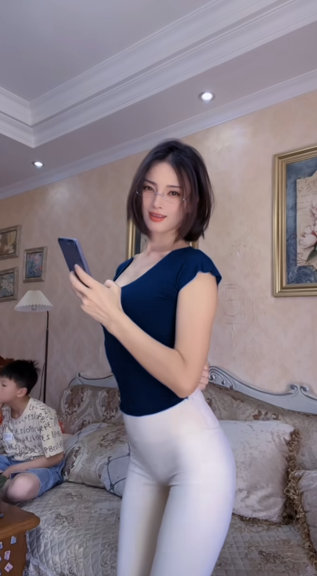 家里还有孩子这样穿不好吧！