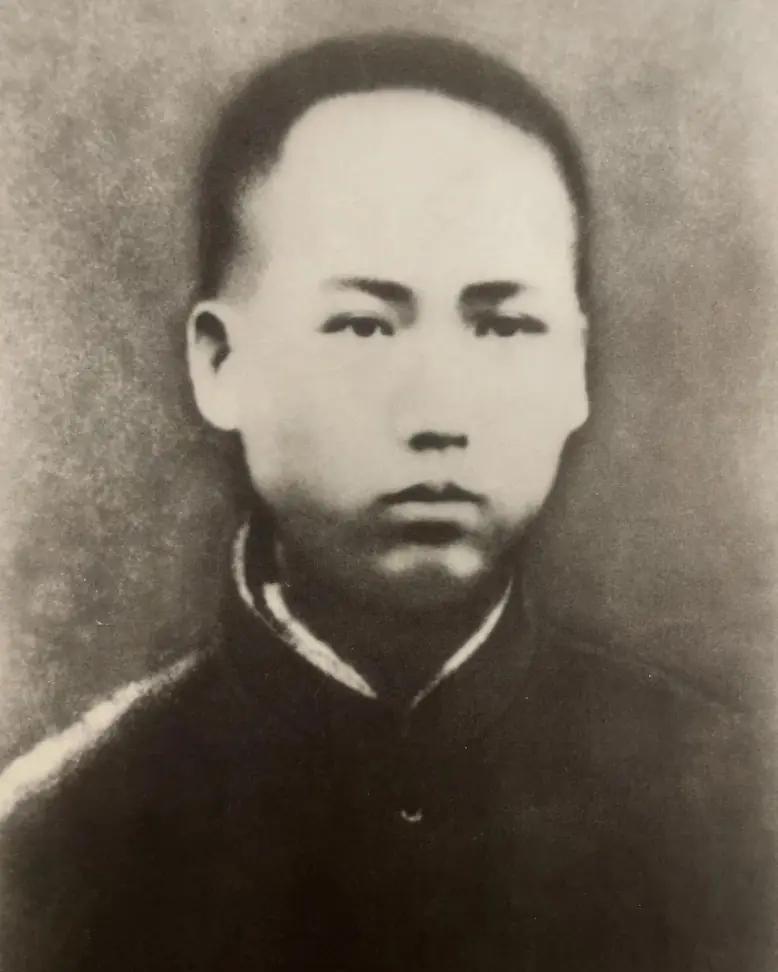 池塘边，毛泽东13岁，正跟他爹吵得不可开交，毛顺生气急败坏地骂他是“逆子”，而毛