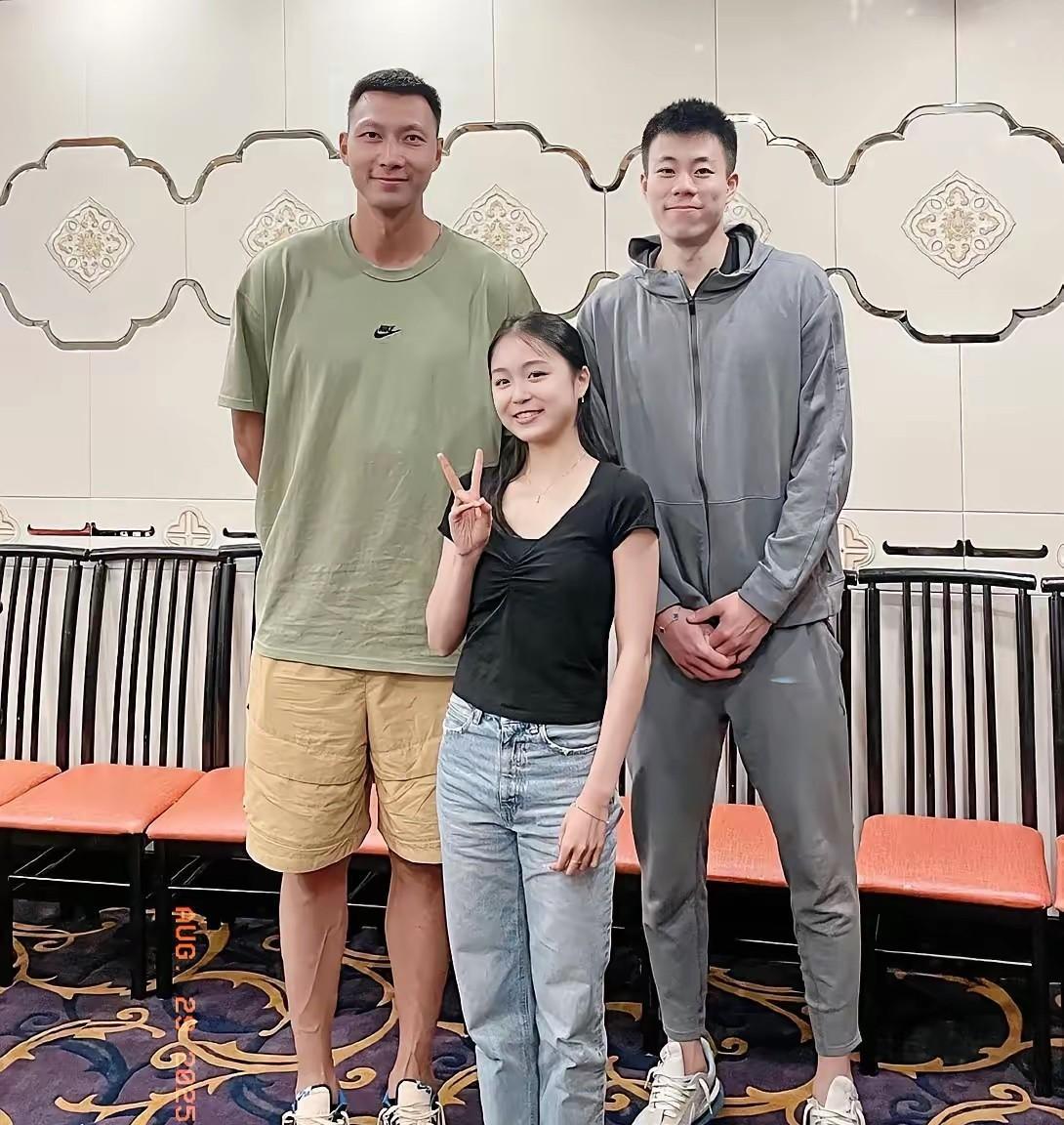 能跟篮球巨星易建联和张镇麟同框合影的女孩，一定不简单吧，你能认出她是谁？她穿的