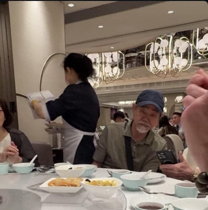 73岁的元华，退休后一直住在加拿大带孙子，没事的时候就会回香港和朋友喝茶，