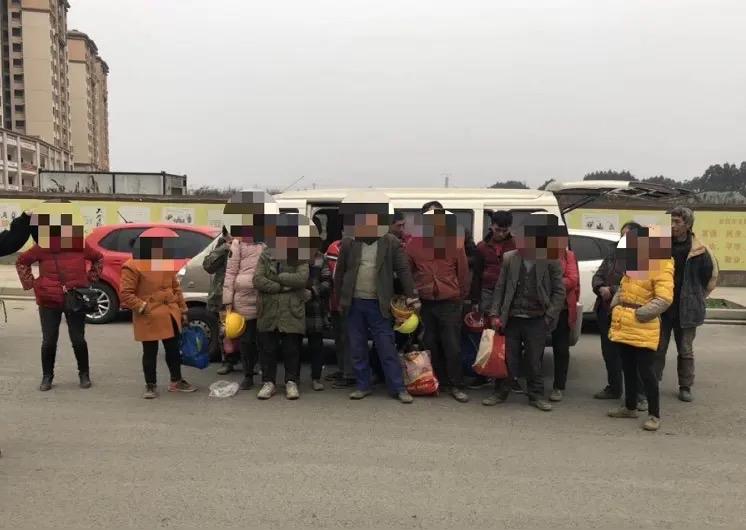 南宁惊现“移动沙丁鱼罐”！7座面包车硬塞17人，超员142%被查“车门一开，