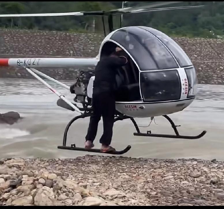 听说村民被洪水围困，牙哥驾驶直升机潇洒救援，他是大师级，可以距地20一40公分左
