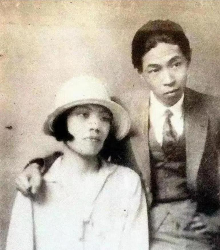 1928年，32岁的茅盾与23岁的女学生秦德君有了私情，不久秦德君怀孕，茅盾却说