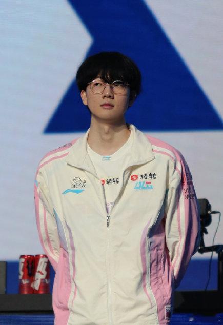 翻了一下HLE去年输掉的BO5评分，viper几把把把SVP、坐拥免喷权，但是今