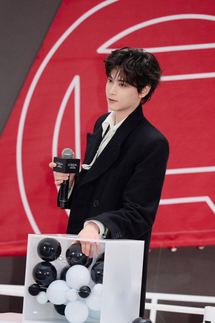 田栩宁举手投足间尽显从容田栩宁的现场图田栩宁的现场图，田栩宁举手投足间尽显从容