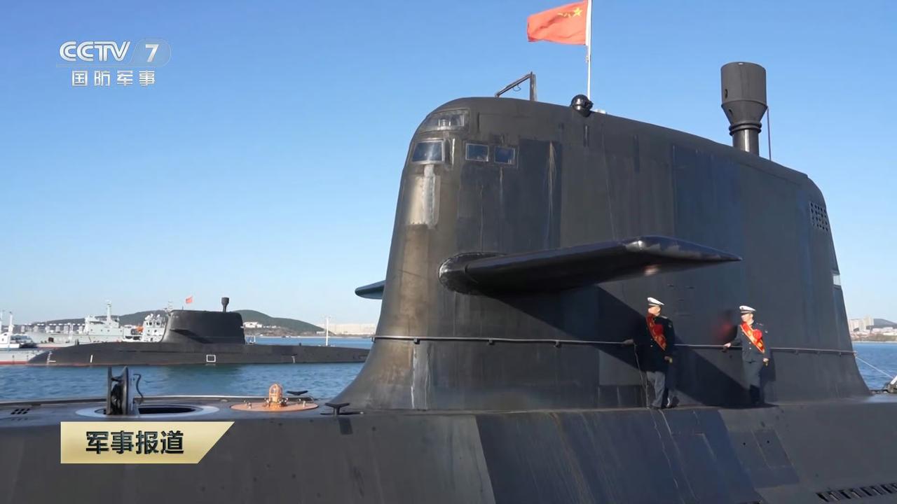 两条大黑鱼同时上镜，039B级常规动力潜艇