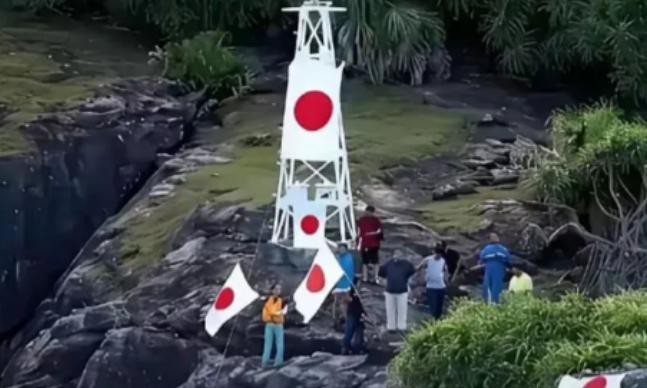 钓鱼岛上一直有一座日本灯塔，很多人都想要拆除他，但是这样其实正中日本下怀。 