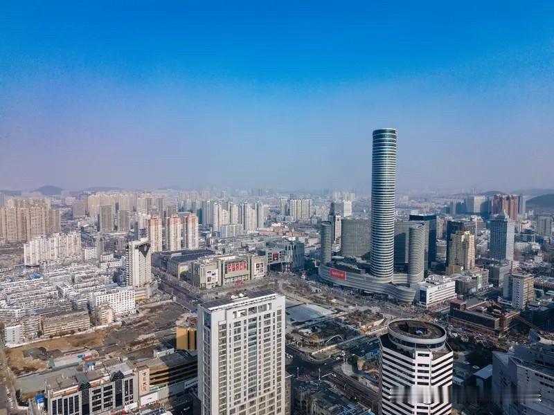 徐州楼市这几年回调的那么狠，也和过去徐州房价太牛了有关。徐州楼市当年也是一个房