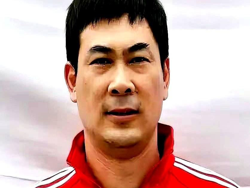 据说他与王宝泉是从小一起长大的老搭档。天津女排一拿到第五，大家就念叨起陈友泉的