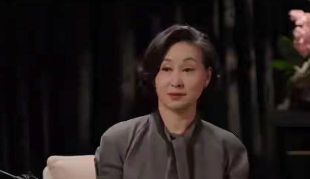 何超琼又给全世界好好上了一课。 在最新的访谈中，她轻描淡写地爆出一个分量十足