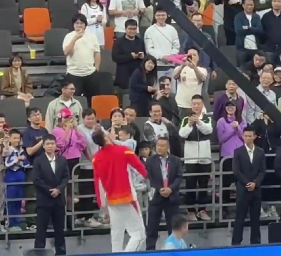 周琦领奖都太能整活，他才第三名，涂涂和沈梓婕一样拿冠军周琦媳妇应该和糊糊在家