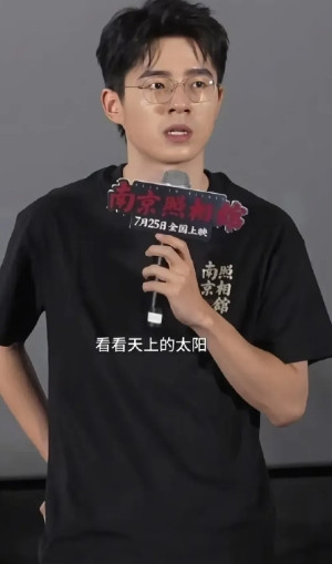 再次验证多读书真的有用！不信你看刘昊然，南京照相馆放映结束后，面对观众“演员
