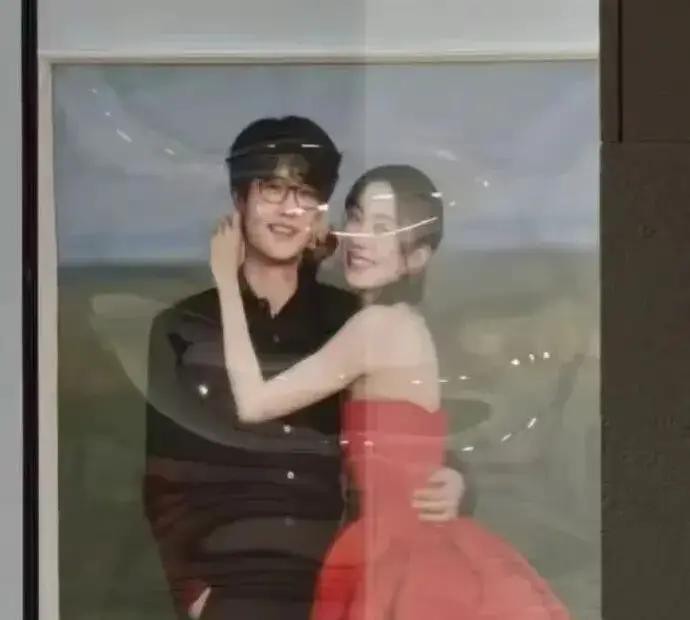 冯禧小学六年级听许嵩的歌，14年后她嫁给了许嵩。以前偶像谈恋爱，粉丝闹脱粉，骂女方配不上。许嵩冯禧官