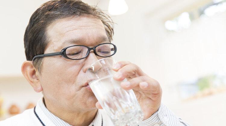 早上空腹喝水,比不吃早饭危害还大?起床后,按顺序做好6件事
