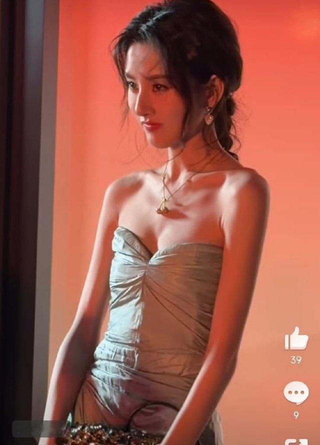 宋祖儿现在好瘦啊，但是偶尔路透又感觉脸还是有肉，真的感觉有点夸张了，瘦到皮包骨了