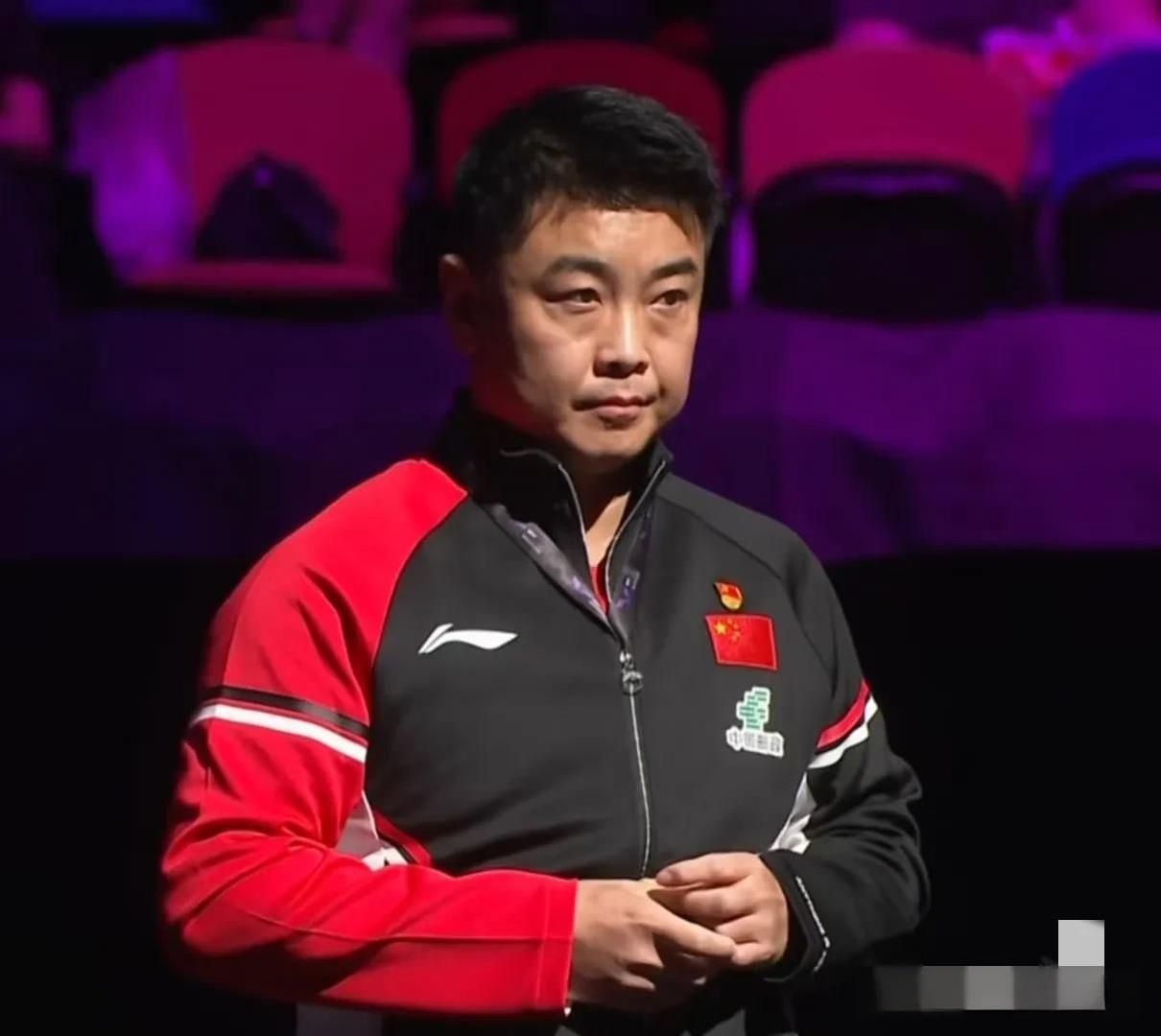 黄友政成了澳门冠军赛游走的国乒第一人，王皓看起来有点心情不好了。虽然阿鲁纳是实
