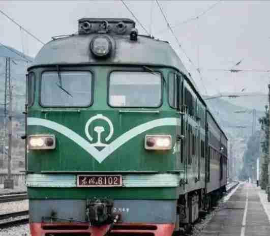 这个春运，不是摩托车大军，而是那辆绿油油的走过无数岁月的火车。飞机傲然于云端