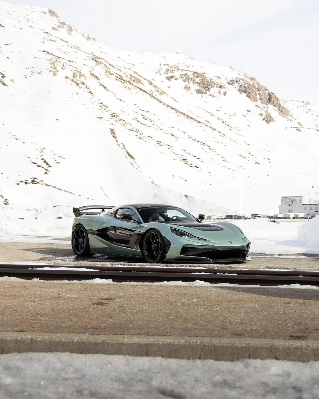 暗夜中一道电光克罗地亚猛兽rimacnevera以2107马力撕碎24项世