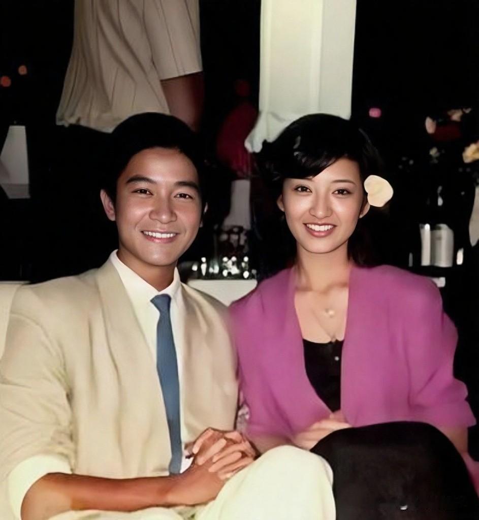 1980年，陈百强和山口百惠在东京，留下的美好瞬间。那时候陈百强22岁，阳光俊朗