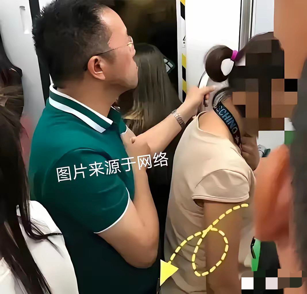 “色字头上一把刀！”香港，20岁女孩晚上坐地铁，被一59岁男子猥亵，在她衣服上留下可疑白色透明液体，
