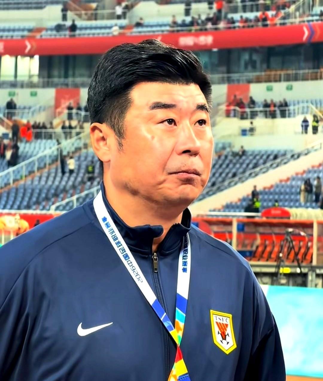 高准翼这身体，三天两头伤，还硬要往中卫挪。韩鹏（实际指挥）接手泰山队，从20