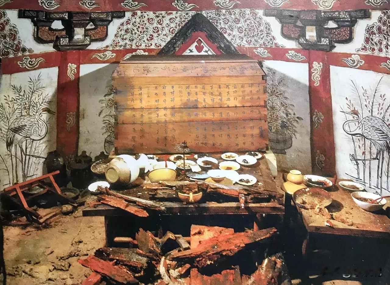 一直非常好奇，如图所示，很多未被盗墓贼打扰过的墓室打开以后碗都是倾斜翻倒的。