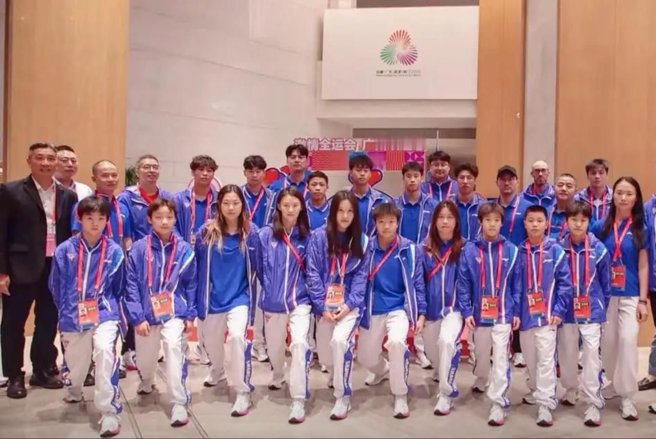 第一张，是上海队队友的合影；第二张，星国家级运动员大合照。在穿同款队服的