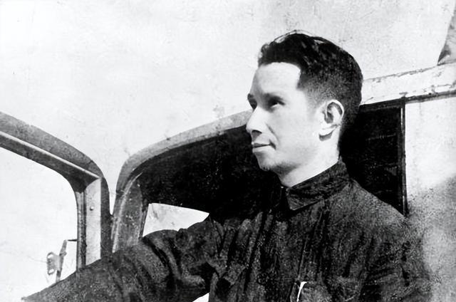 1946年10月，中央决定整合山东与华中部队，组建华东野战军。陈毅任司令员兼政委