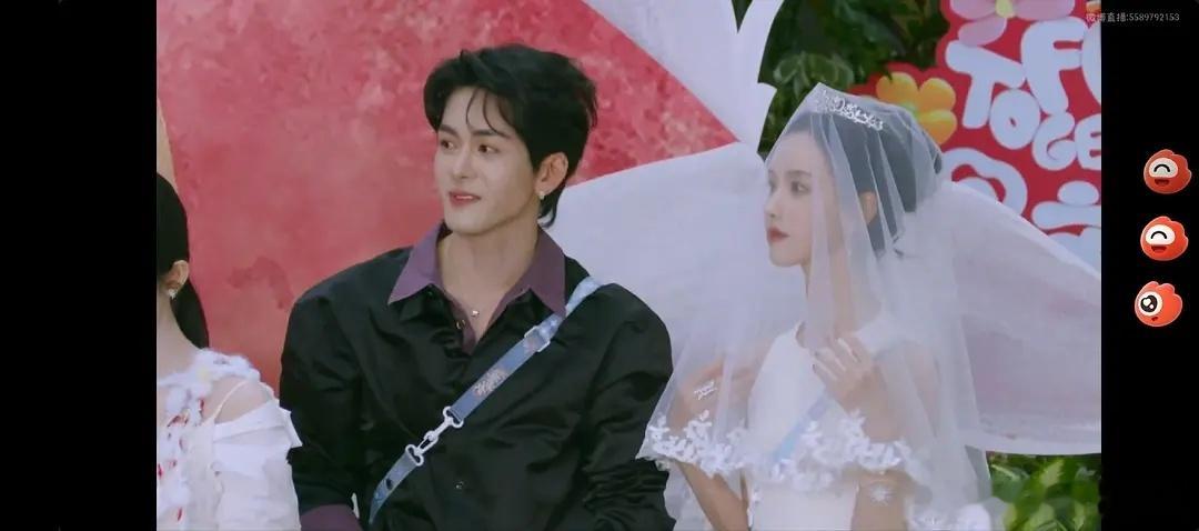 这俩人也太般配了吧，赶紧躲开其他cp自己拍一个吧