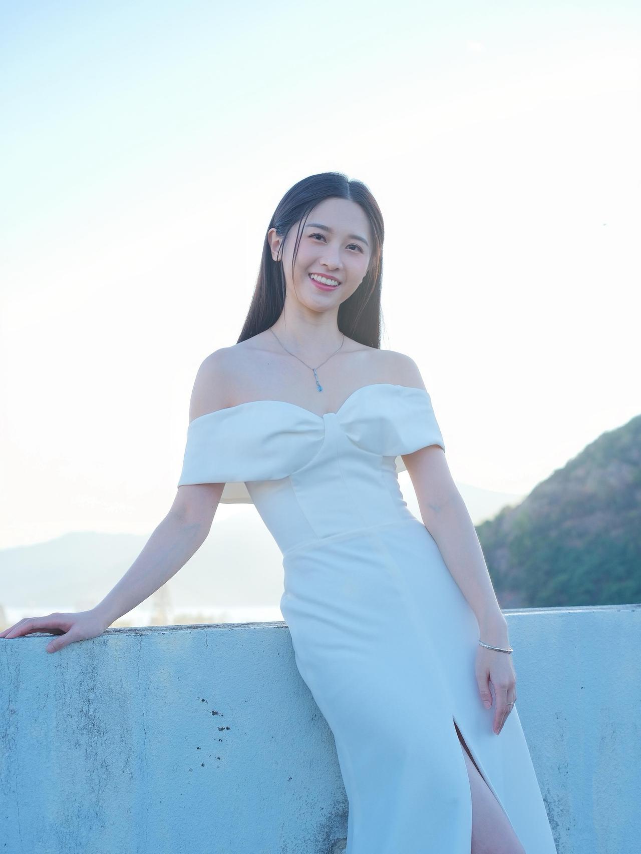 TVB艺人倪嘉雯近日发布一组白色抹胸长裙照，甜美的笑容加上高挑的身材，难怪从20