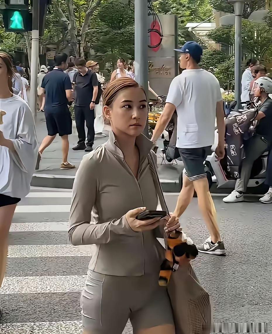 何超莲本人其实很普，走在上海大街上还不如上海姑娘漂亮、精致，所以她能嫁给大明星窦