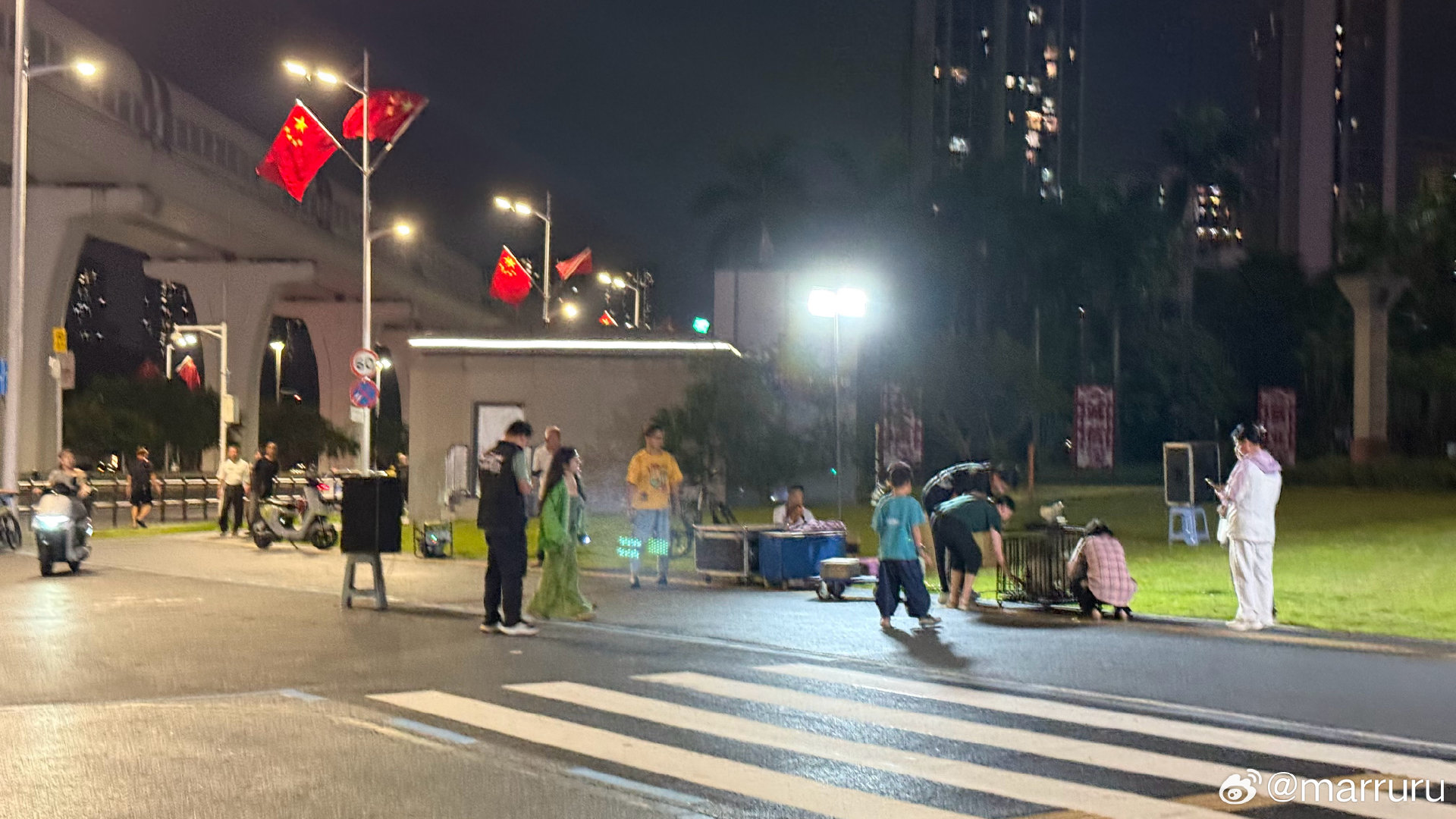 地点：深圳市光明区凤凰街道凤凰城地铁站附近时间：2026年10月6日动物：鸽子，鸡，猪，土拨鼠现场情