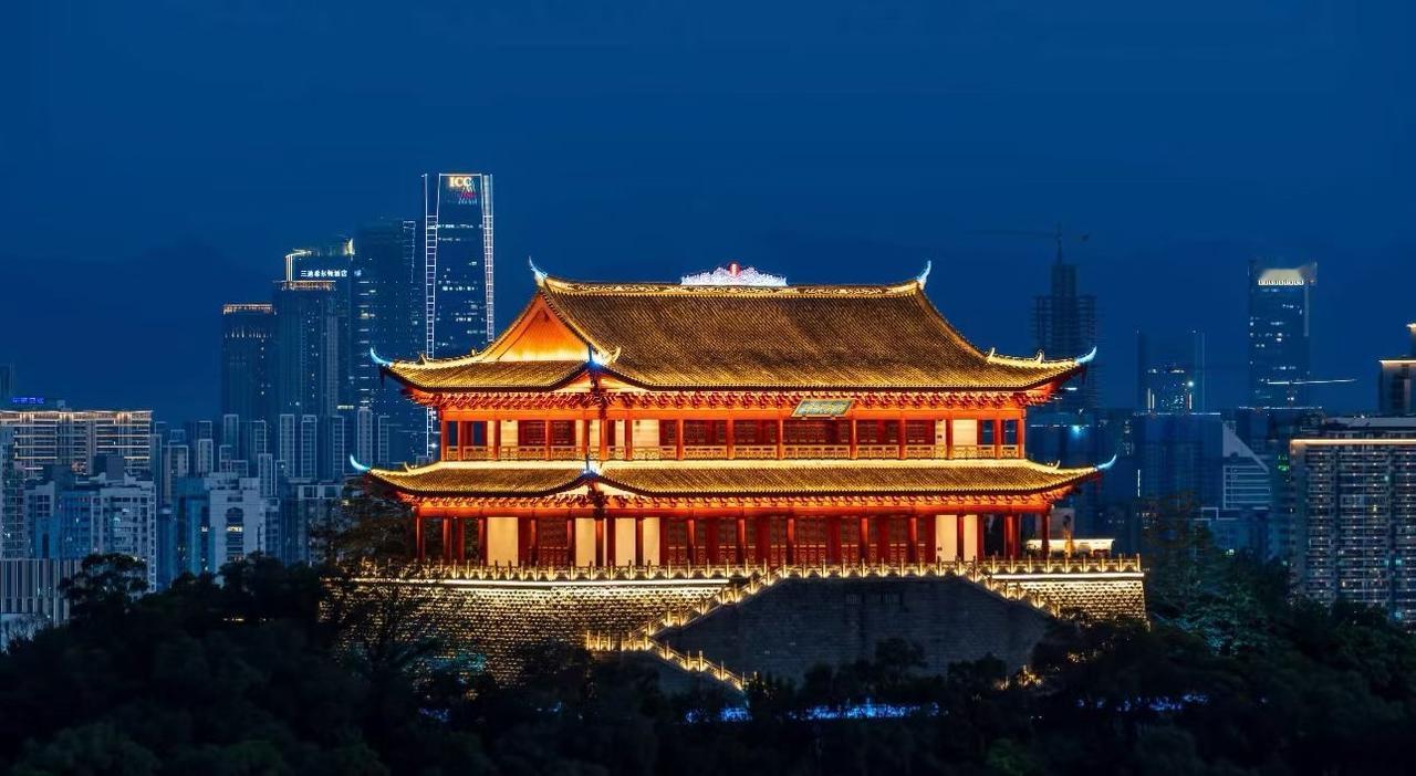 镇海楼华灯齐亮，坐镇榕城，祈愿台风过境风平浪静，福州全城平安无恙。