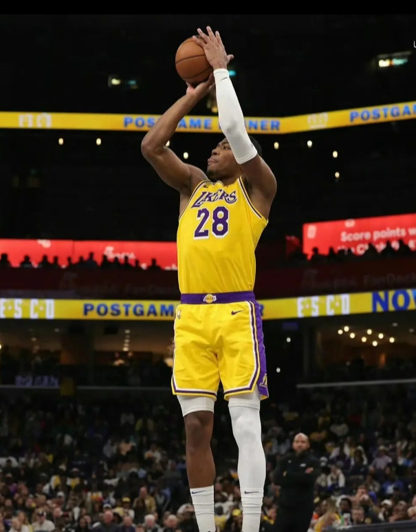 从八村就看出湖人区都是球盲，最搞笑的是，和上一场打爵士同样的阵容，不过没八村，