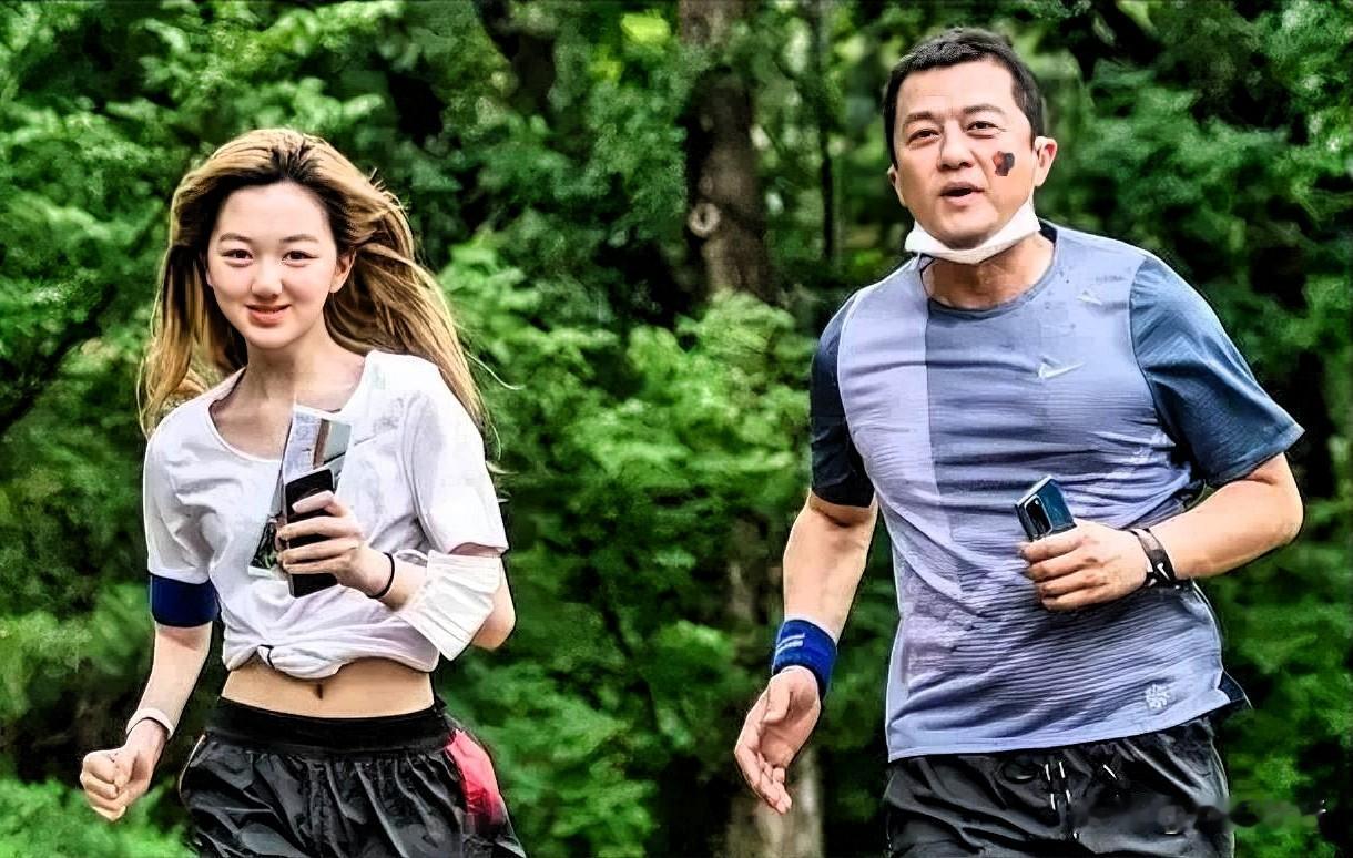 不光王菲没料到,连李亚鹏自己大概也没想着,19岁的李嫣会用她的画展收入帮他扛