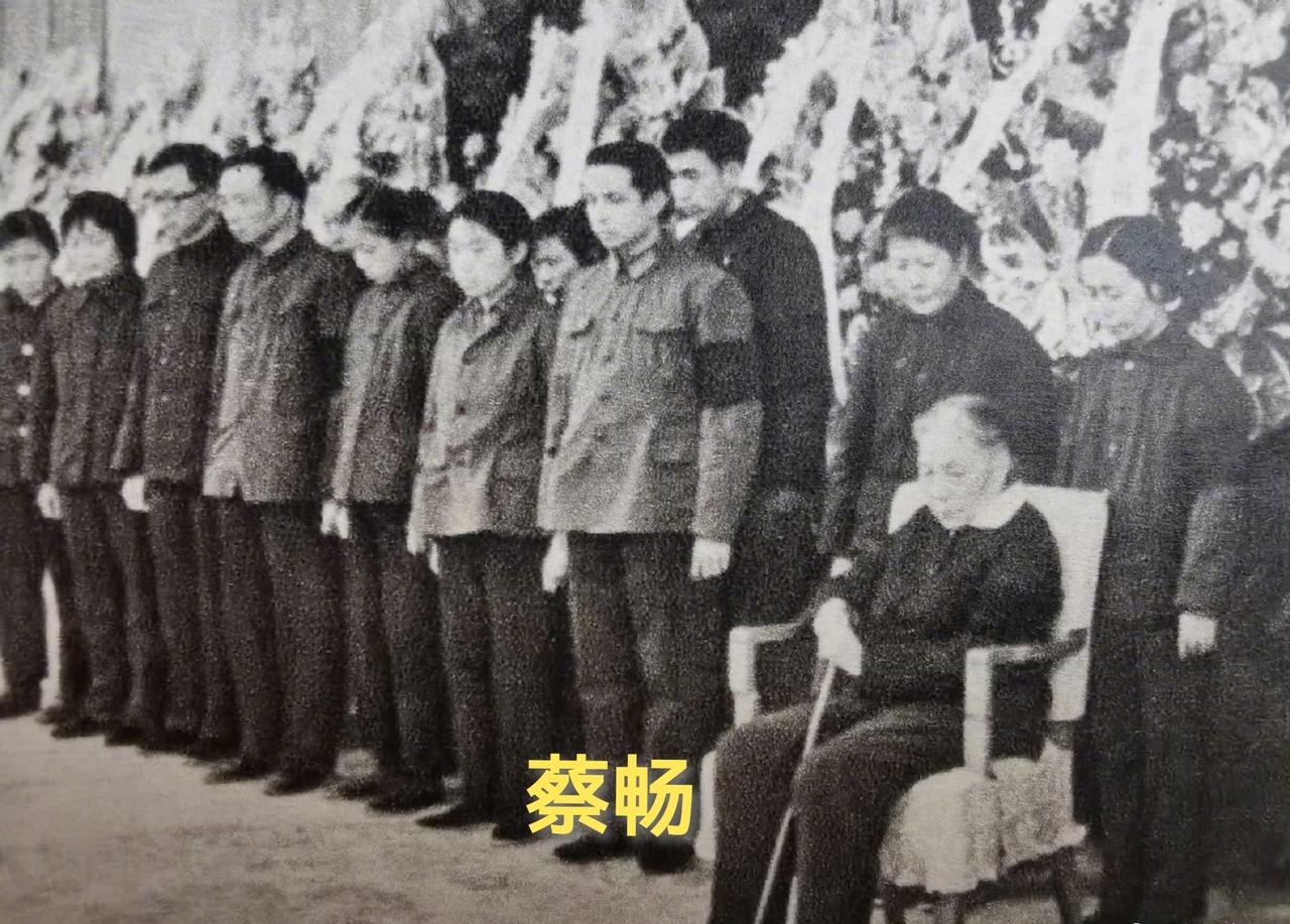 这是李富春追悼会上，一张罕见的留影，照片拍摄于1975年1月15日，地点在北京人