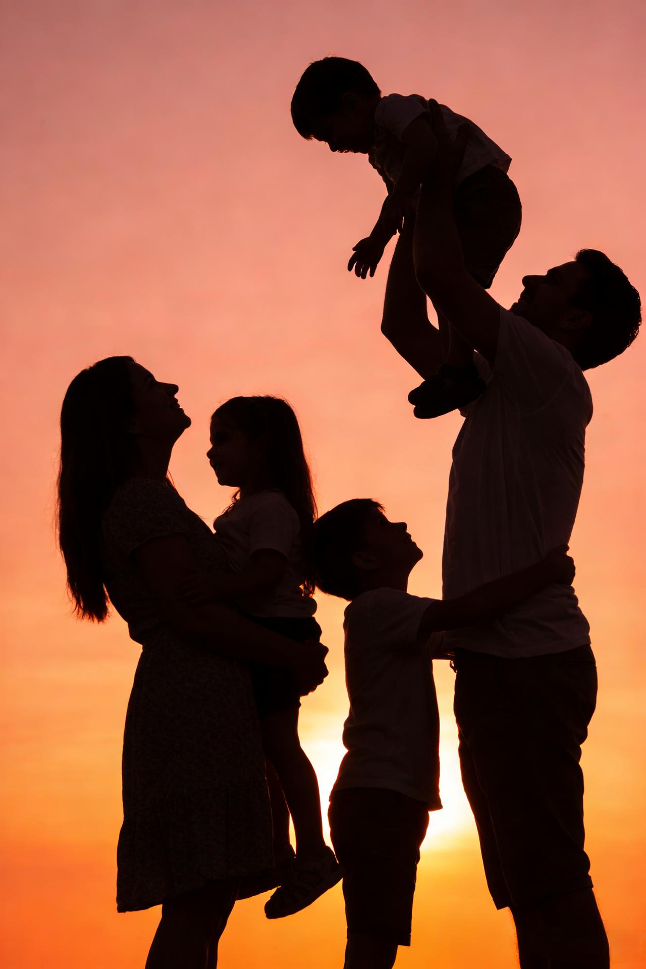 育儿专家说：“跟太小的孩子，少讲大道理。跟长大的孩子，少下硬命令。在原则问题上