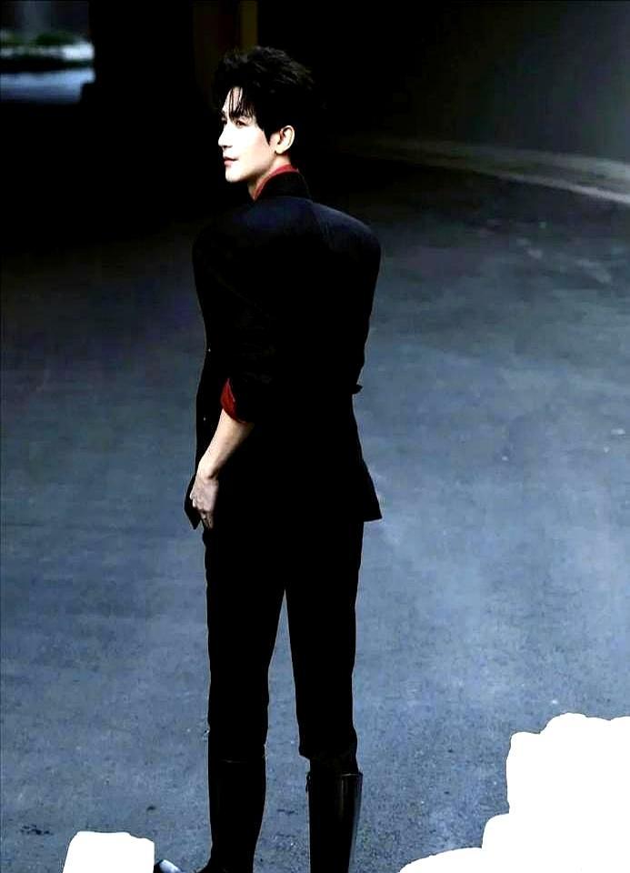 苏醒裤子滑落的瞬间，陈楚生连看都没看一眼。镜头底下，苏醒尴尬地僵住。陈楚生