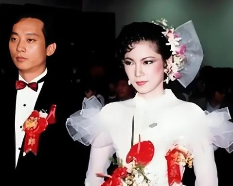 1985年，叛逃到台湾的空军飞行员萧天润和台湾美女张德芬结婚，他不光得到了台湾奖