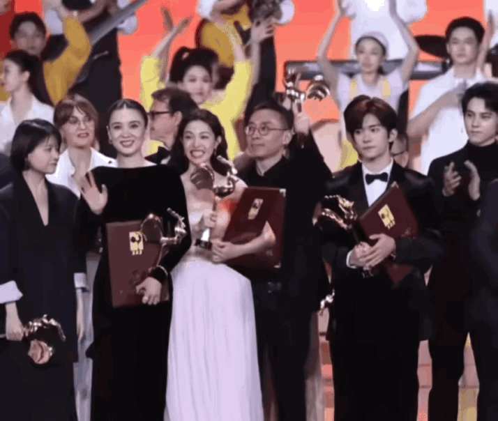 钟楚曦又来这一出抢C了，真的不得不佩服这姐的心理强大到无边了。她原先是悄悄的站在