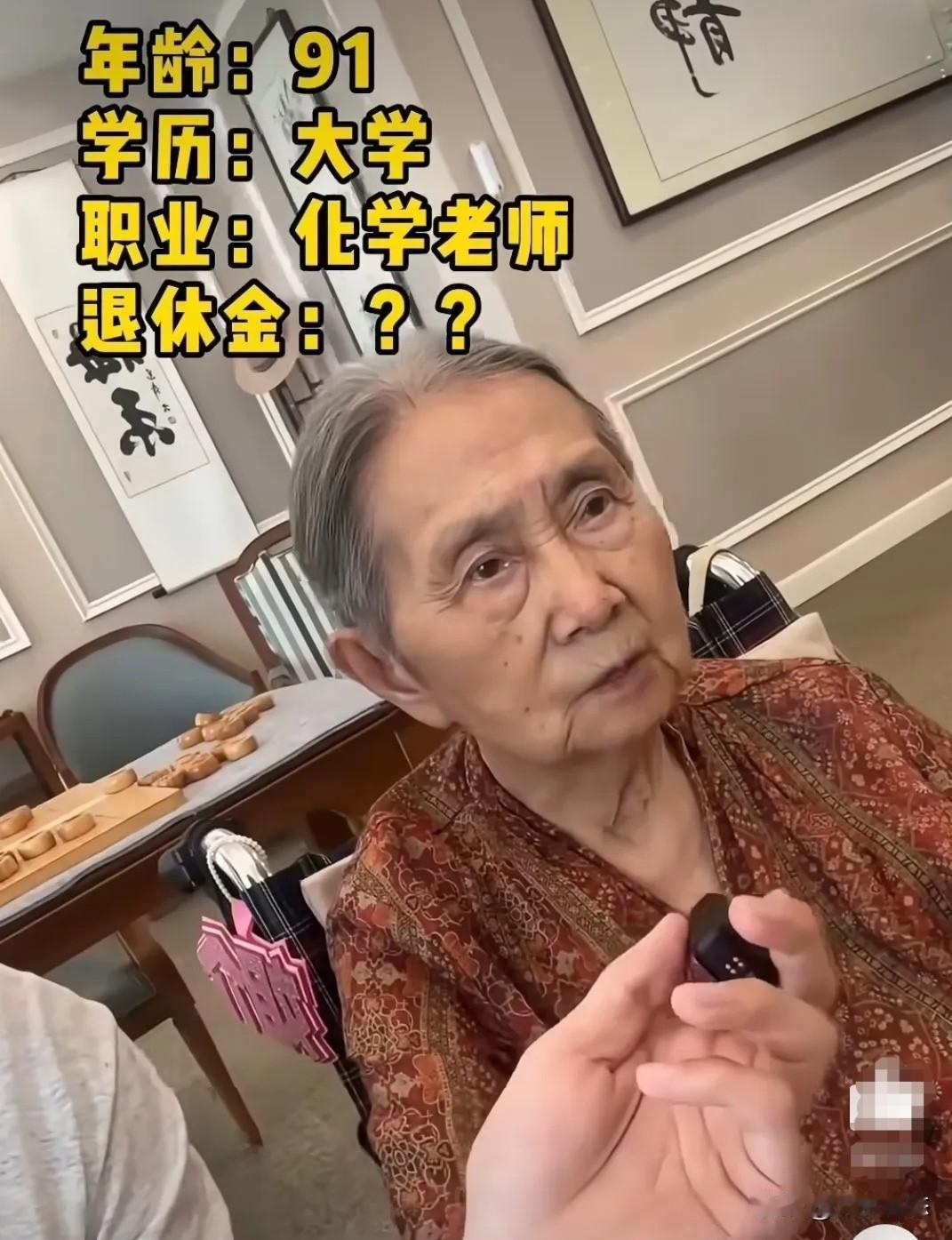 她‘抛家弃子’住进养老院，却被全网盛赞：这位91岁老师，撕开了养老的真相！我