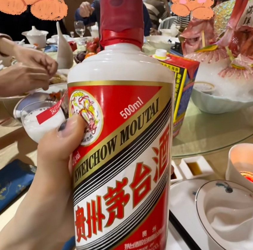 今儿喝喜酒，看桌上女生喝剩半瓶茅台没人要，我想着扔了怪浪费，就拿回家了。寻思着就