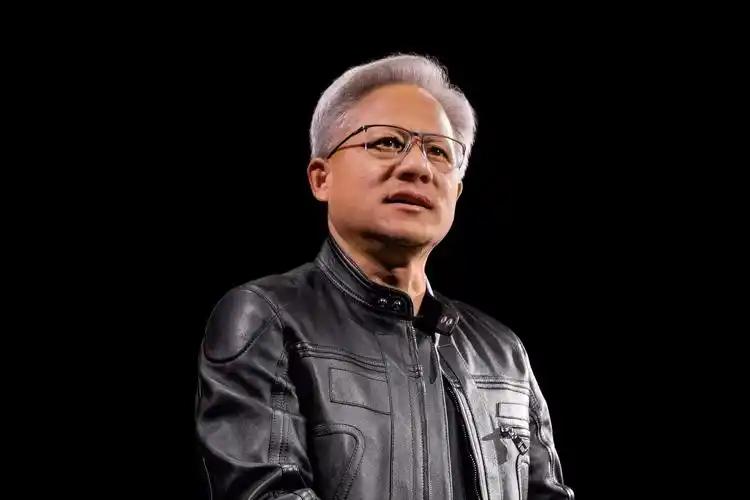 黄仁勋直言市场失守！美国紧急加码封锁！马斯克放狠话：决定AI胜负的不是算法，而是