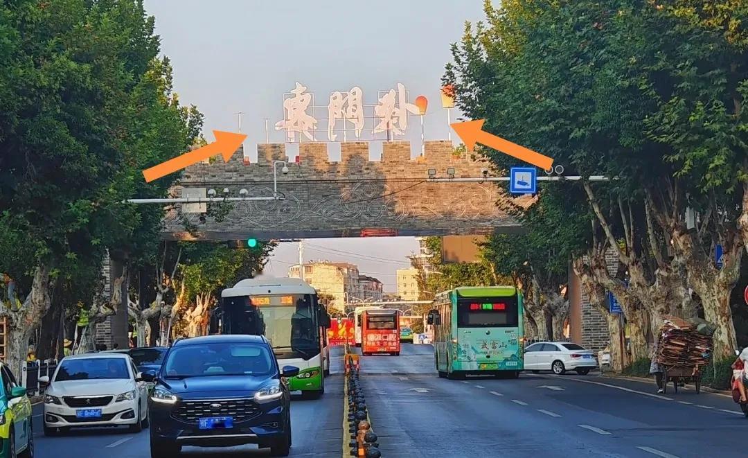 襄阳古城东门口，上午城门上立牌“东门外”，下午赶紧就把其拆。