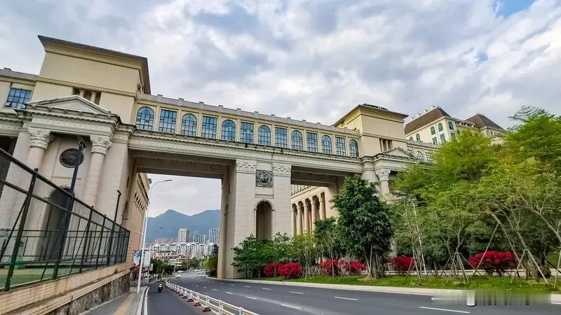 怎么选福州一类高中仅招前29%，如何抉择？福州市区的一类校高中如下：一、省