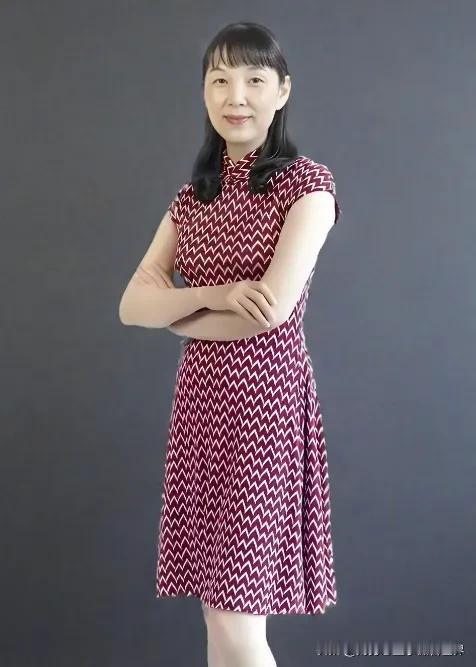 杜建英才是宗馥莉真正的对手。杜建英1988年毕业于浙大，1991年加入娃哈哈，是